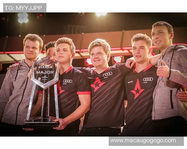 CSGO深度解析：探讨FPX战队在比赛中的战术意识与团队配合