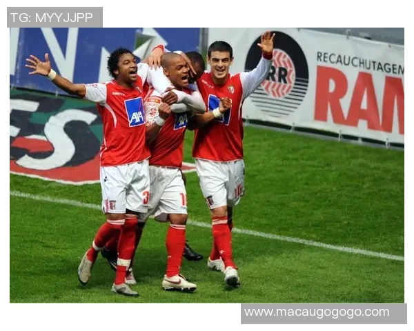 亨克与贝西克塔在欧联杯小组赛中展开激烈对决，谁能笑到最后