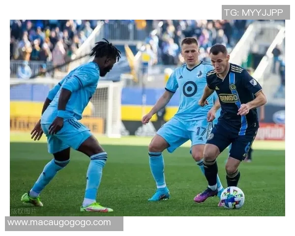 哥伦布机员与洛杉矶银河的激烈对决揭示足球战术新趋势